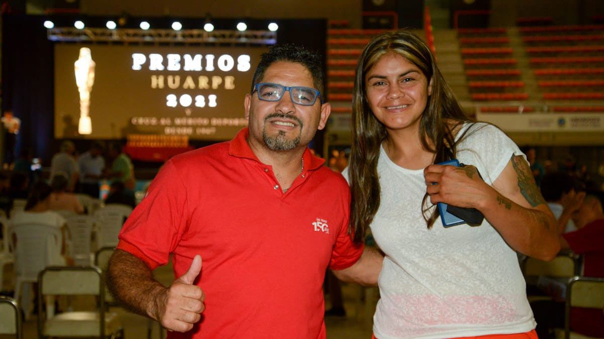 Campeona. Yésica Marcos posando junto a otro campeón mundial de Mendoza, Pablo Chacón. La sanmartiniana fue internada con convulsiones en el hospital Perrupato el pasado viernes. Se le están realizando estudios y continúa en terapia intensiva.