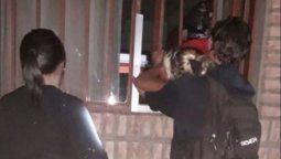 una mujer embarazada robo y quedo atrapada en una reja