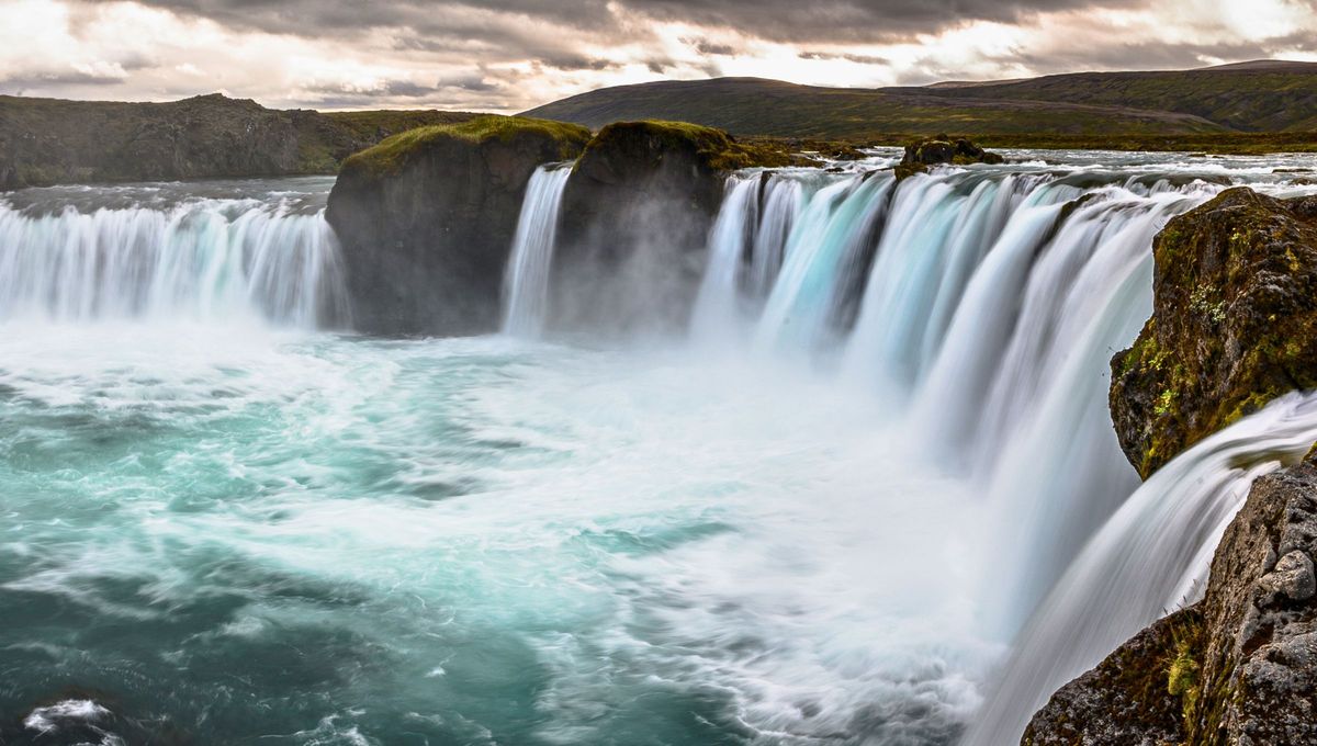 Las cataratas del Iguazú son un conjunto de 275 saltos en el río Iguazú, en el límite entre la provincia argentina de Misiones y el estado brasileño de Paraná. Las cataratas del Iguazú son un conjunto de 275 saltos en el río Iguazú, en el límite entre la provincia argentina de Misiones y el estado brasileño de Paraná.
