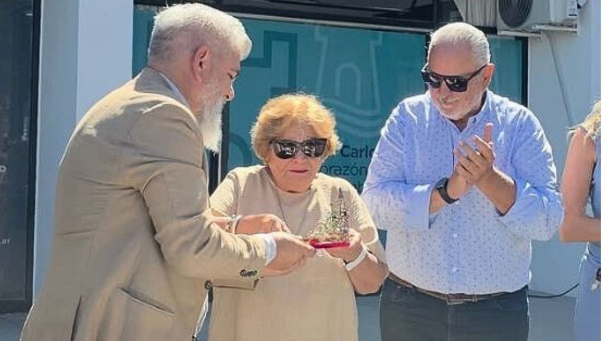 La emoción de la familia de Nuri Donnantuoni al recibir la corona con la que fue reina de la Vendimia