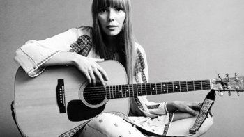 Joni Mitchell se recupera en hospital