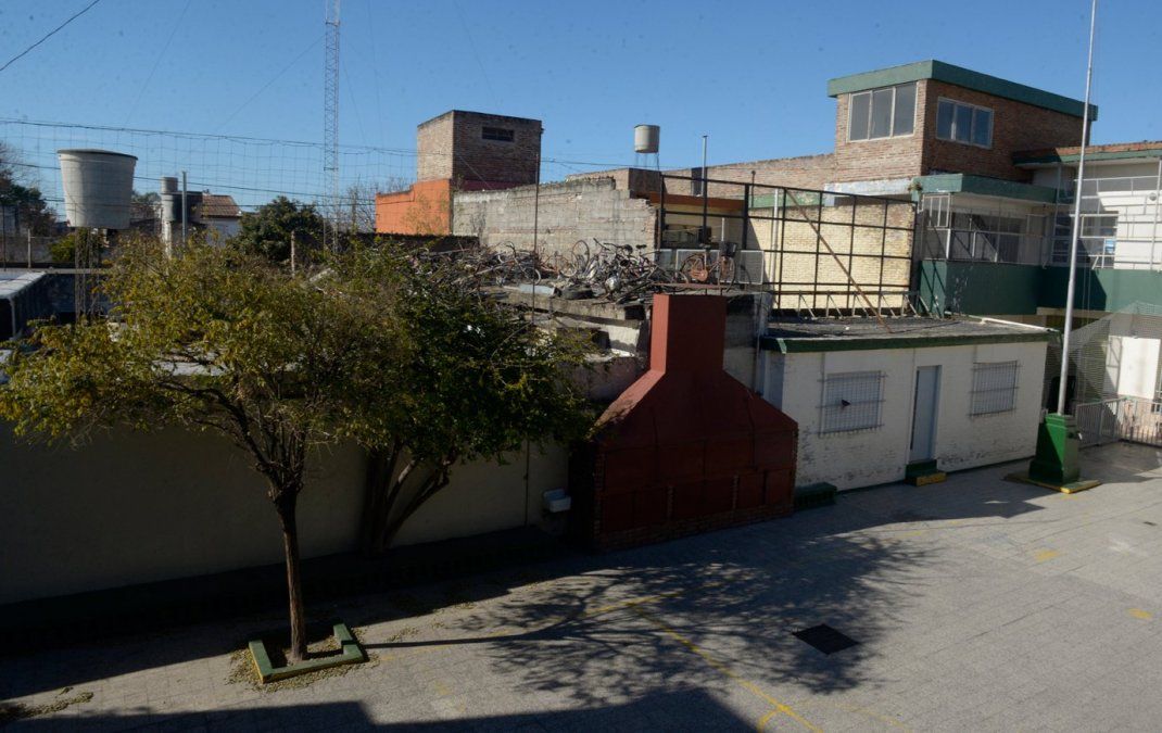 Polémica entre padres y docentes en una escuela lindera a una comisaría