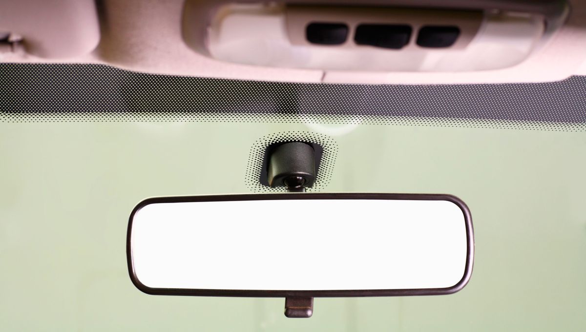 Este espejo es esencial para eliminar puntos ciegos sin tener que rotar la cabeza y de paso maniobrar mucho mejor.&nbsp;