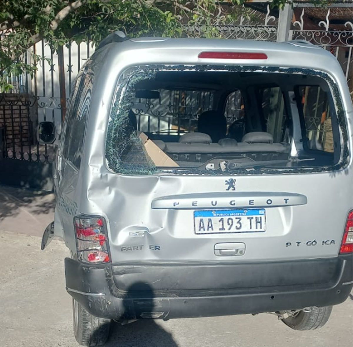 Una camioneta Peugeot Partner también sufrió daños de importancia.