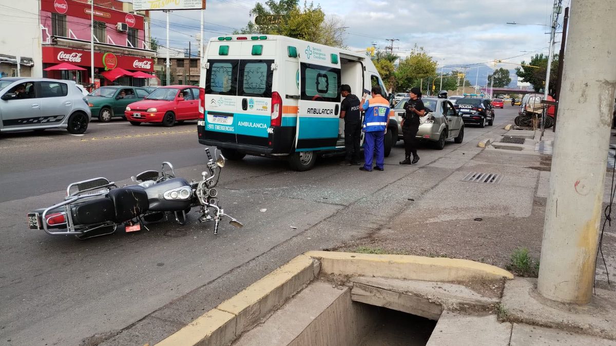 El motociclista fue asistido en una ambulancia y luego llevado a un hospital por los golpes que sufrió al chocar con un auto. El motociclista fue asistido en una ambulancia y luego llevado a un hospital por los golpes que sufrió al chocar con un auto.