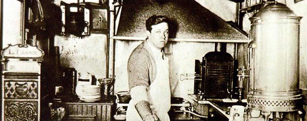 El 28 de mayo de 1900, un inmigrante alemán residente en Estados Unidos, llamado Louis Lassen, preparó, por primera vez, el plato rápido tal como se le conoce en la actualidad: la hamburguesa con pan, lechuga, tomate y queso. 