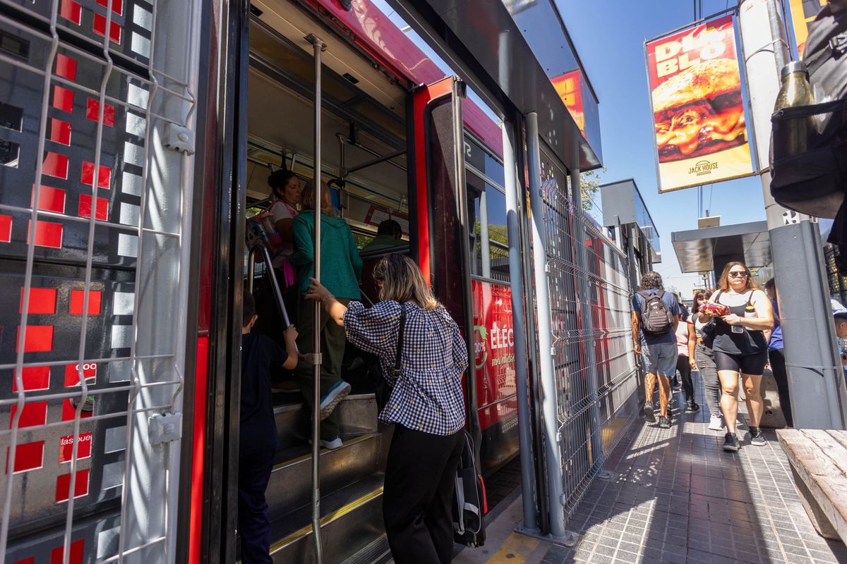 El Mwetrotranvía es muy utilizado por los mendocinos. El Mwetrotranvía es muy utilizado por los mendocinos.