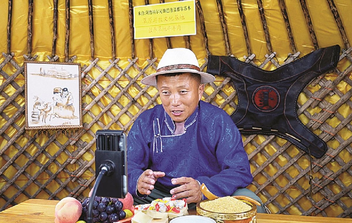 El streamer Tsetsenbileg presenta a la audiencia las delicias étnicas locales en su casa de Ar Horqin. WANG HAORAN / CHINA DAILY