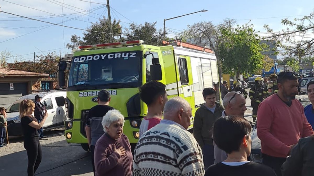 En el lugar de la explosión se hicieron presentes los Bomberos Voluntarios de Godoy Cruz y de Defensa Civil de Guaymallén.