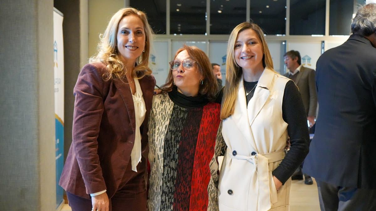 Buena onda. La senadora Fernana Sabadin, con Patricia Amico y Paola Piquer. Buena onda. La senadora Fernana Sabadin, con Patricia Amico y Paola Piquer.