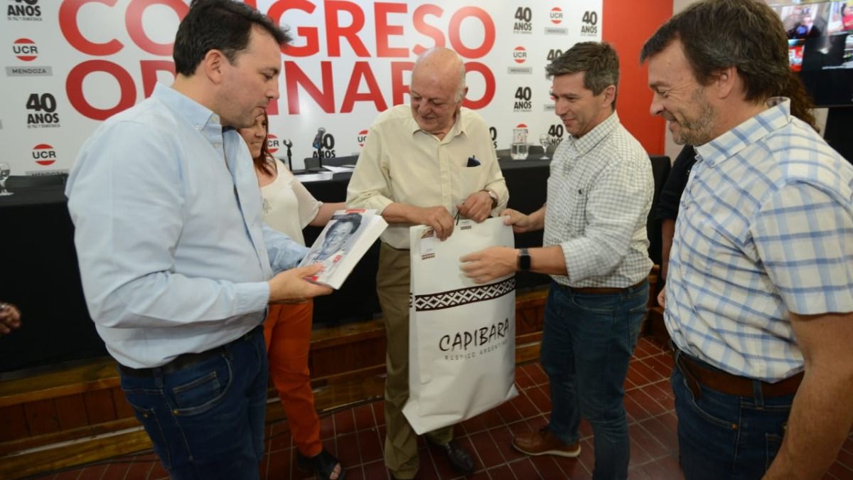 Radicales de distintas generaciones se saludaron en el Comité Provincial. En la foto: Zalazar junto a "Peti" Lombardi, Lisandro Nieri y el histórico Juan Carlos Jaliff. Radicales de distintas generaciones se saludaron en el Comité Provincial. En la foto: Zalazar junto a "Peti" Lombardi, Lisandro Nieri y el histórico Juan Carlos Jaliff.