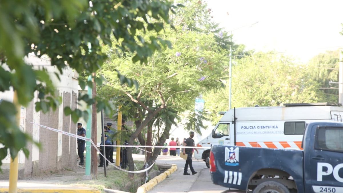 La Policía Científica realiza un operativo en la zona donde se encontró un cuchillo por el caso de Florencia Romano.