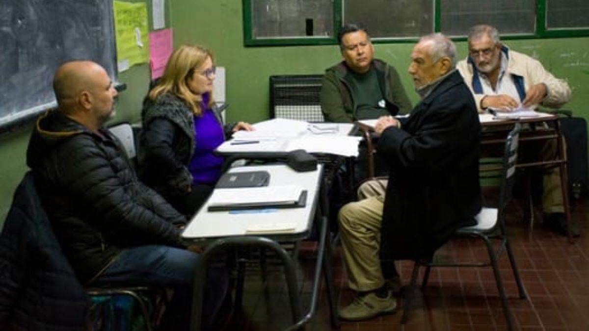 Rindiendo. Aquí se lo ve a Hermes Ocaña defendiendo su trabajo en el examen de su última materia, Investigación Histórica.