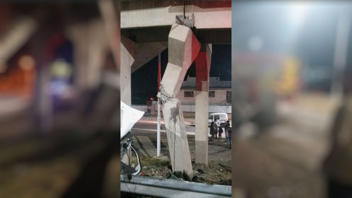 Así quedó la columna de la pasarela peatonal de Acceso Este y calle Chacabuco tras el accidente en Guaymallén. Así quedó la columna de la pasarela peatonal de Acceso Este y calle Chacabuco tras el accidente en Guaymallén.