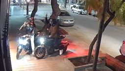 Los motochorros se abalanzaron a la víctima y dispararon al aire para amenazarlo. Foto: Capura de video