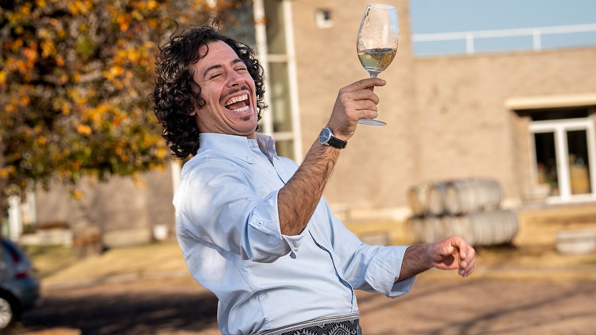 A los 40 años, el mendocino Gabriel Vivanco revoluciona el mercado de las bebidas alcohólicas con sus elixires de flores.