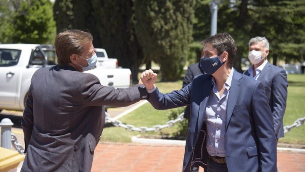 Rodolfo Suarez y el CEO de YPF Sergio Affronti tuvieron una reunión en la Destilería