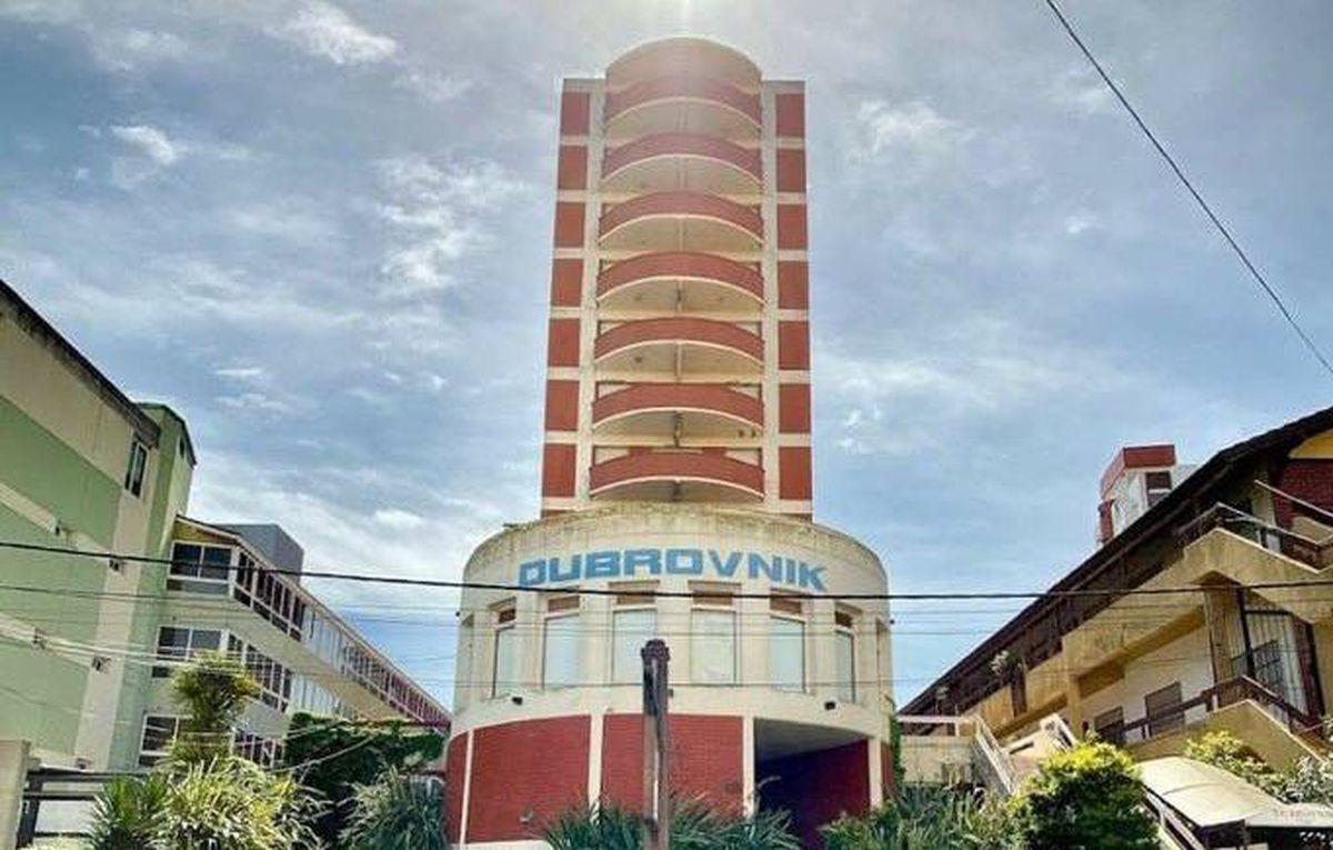 La fachada del hotel que se derrumbó este martes en la madrugada en Villa Gesell. La fachada del hotel que se derrumbó este martes en la madrugada en Villa Gesell.