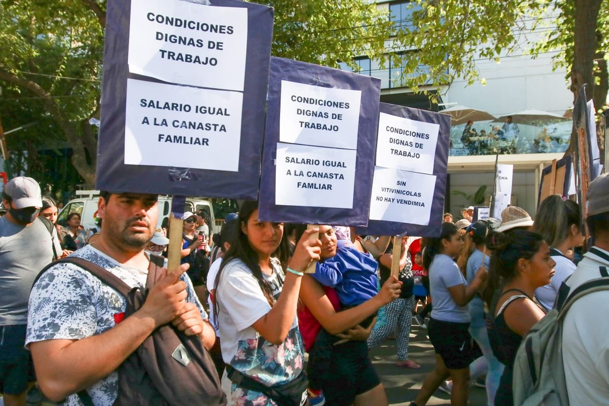 Los reclamos salariales se desplegaron por dos cuadras antes del inicio del Carrusel de las reinas.