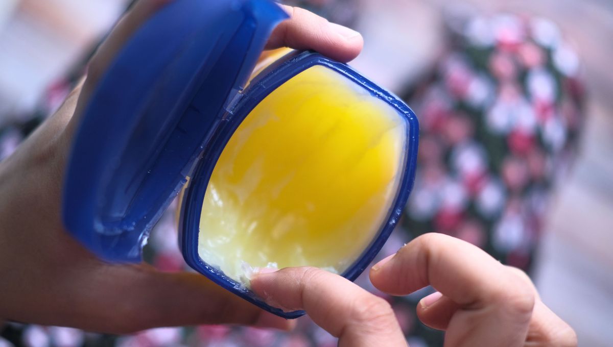 La vaselina se usa en muchos trucos caseros de limpieza en el hogar.&nbsp;