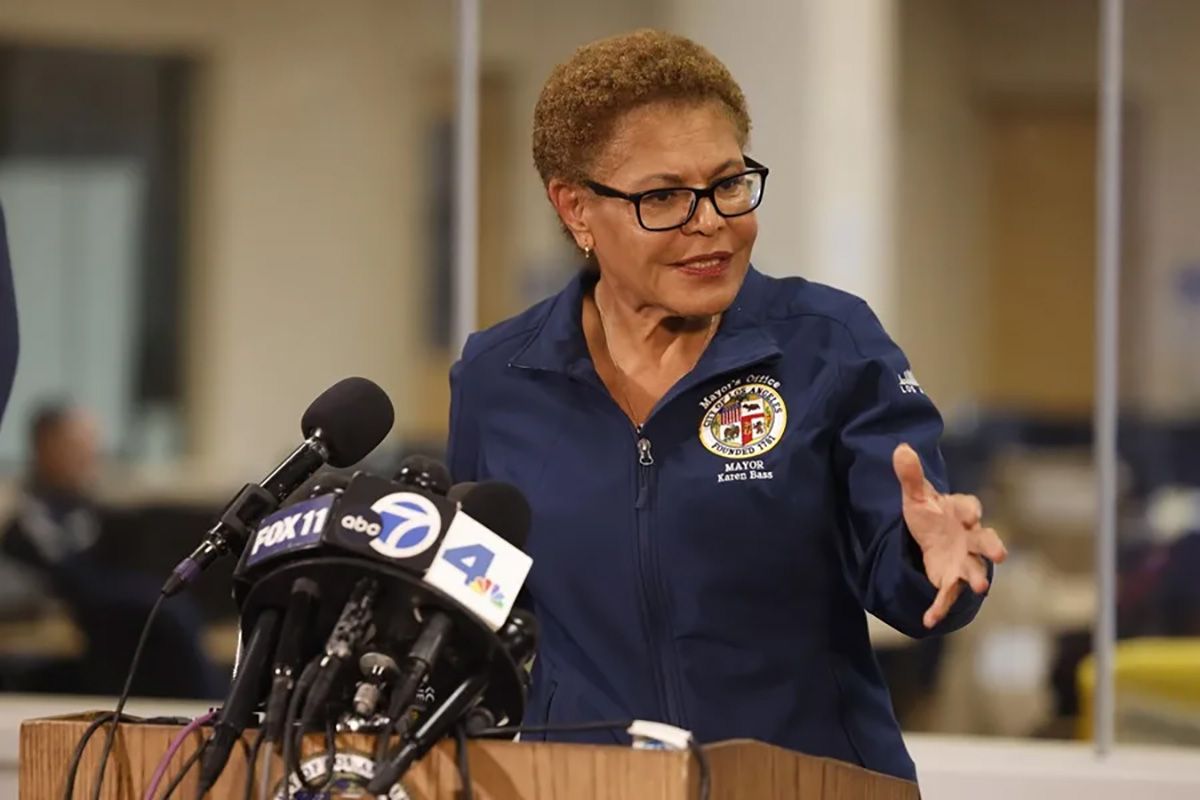 La alcaldesa de Los &Aacute;ngeles, Karen Bass, se dirige a los medios durante una rueda de prensa en el Centro de Operaciones de Emergencia de la Ciudad de Los &Aacute;ngeles, en Los &Aacute;ngeles, California, Estados Unidos. Cr&eacute;dito: EFE/EPA/CAROLINE BREHMAN.