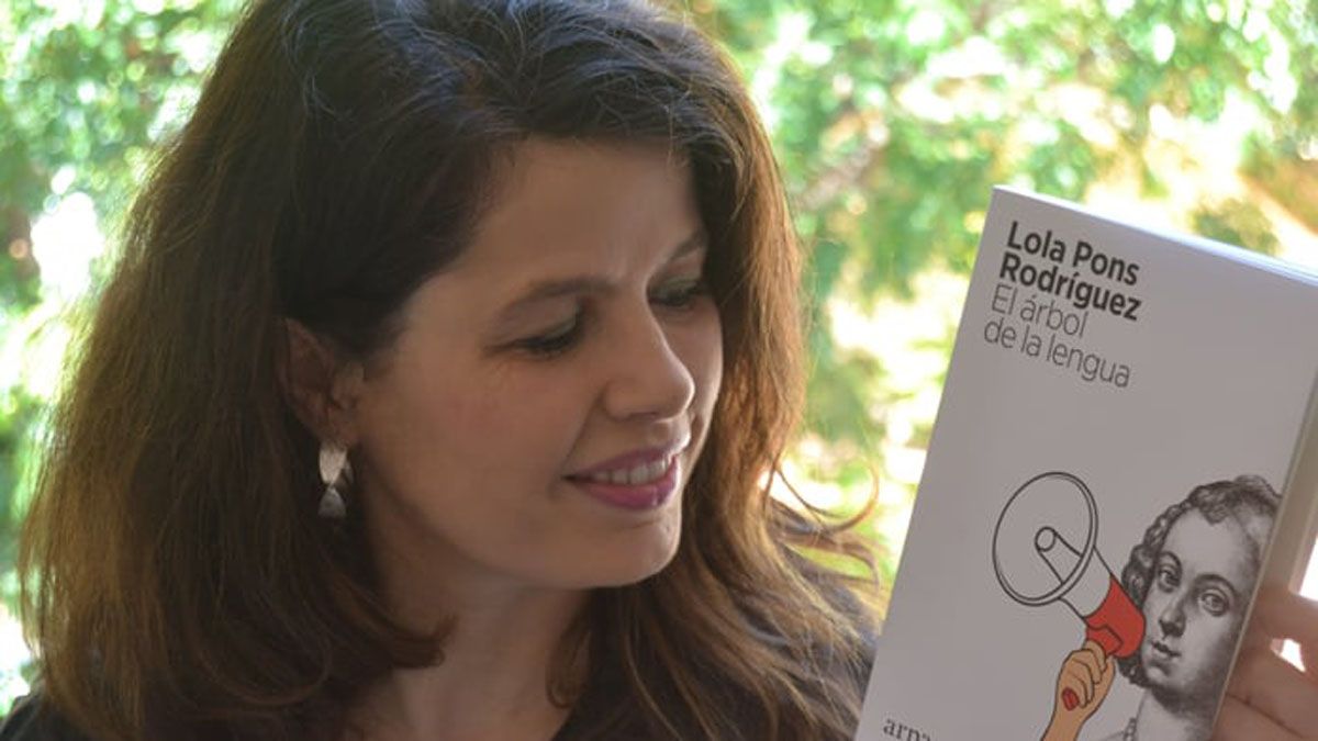 Lola Pons Rodríguez con su último libro: El árbol de la lengua.