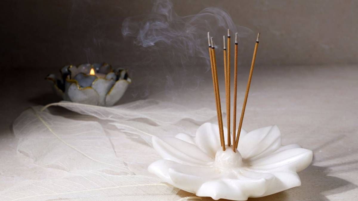 5 inciensos con poderosos aromas para atraer abundancia y buena energía