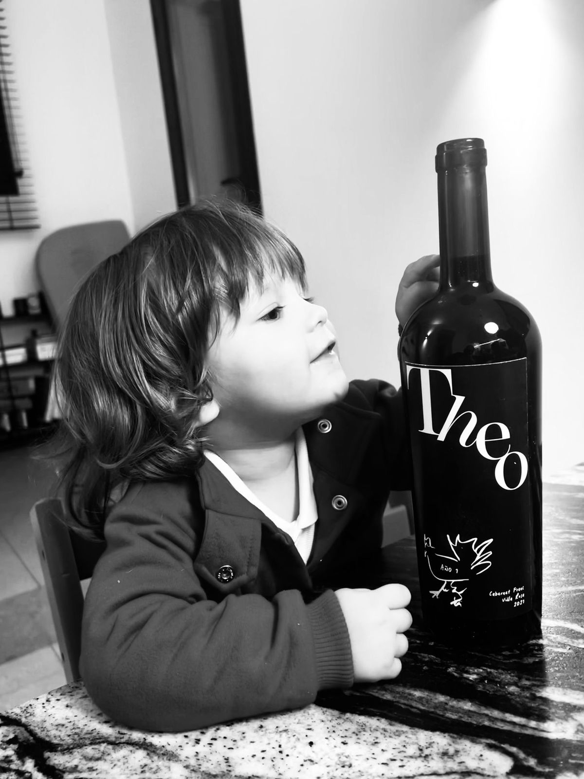 Su nieto Theo posa con el vino en su honor que elaboró su Su nieto Theo posa con el vino en su honor que elaboró su