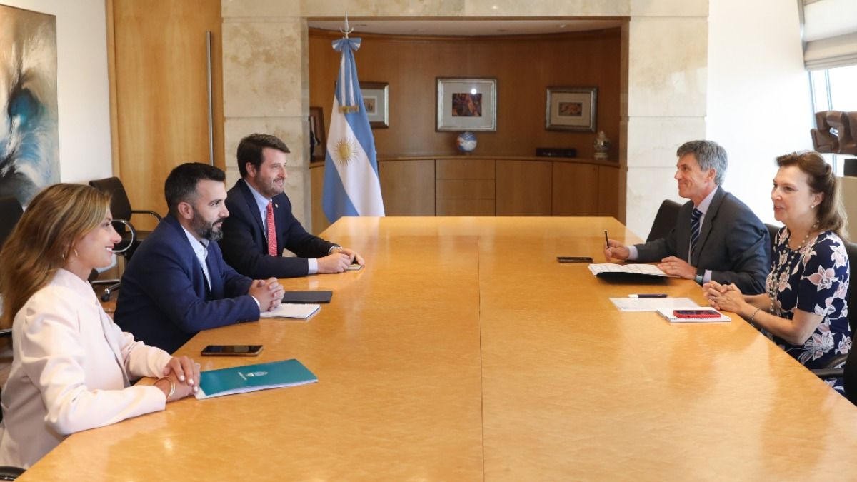 Diana Mondino, quien está a cargo de Cancillería (derecha), junto a los productores mendocinos.&nbsp;