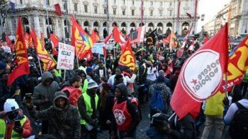 Miles de personas se manifestaron en Roma a favor de los migrantes