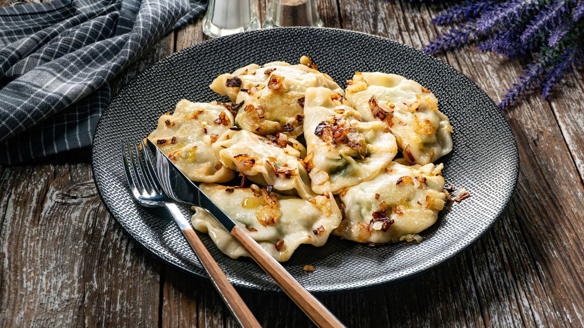 Varenikes, las pastas rellenas ucranianias de papa y cebolla. Foto: gentileza miarevista.