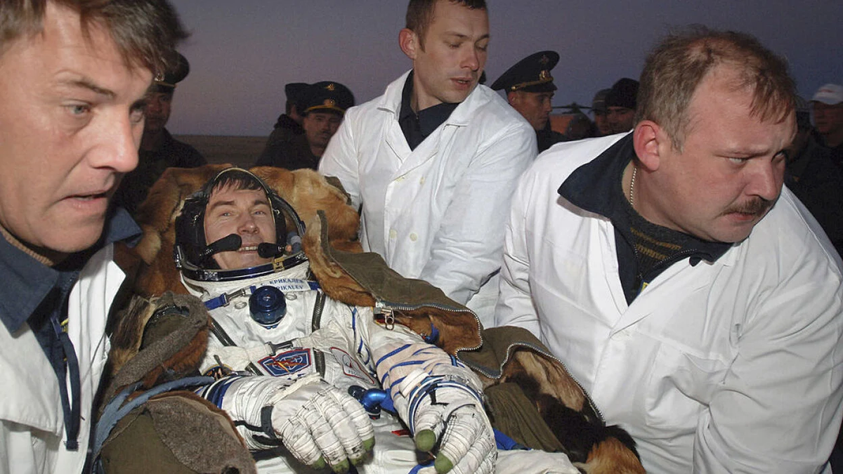 El cosmonauta decidió quedarse a culminar la misión en el espacio. Cuando regreso, su país se había disuelto. El cosmonauta decidió quedarse a culminar la misión en el espacio. Cuando regreso, su país se había disuelto.