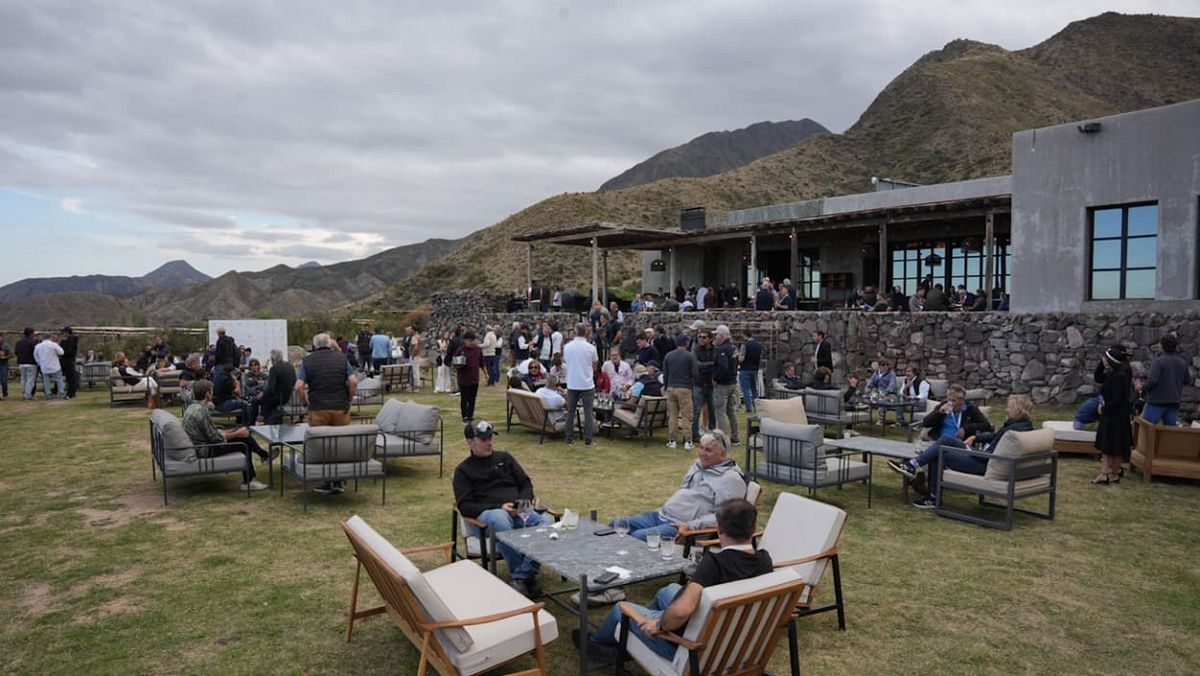 La jornada culminó con un exclusivo sunset en Puesto del Indio, Isidris, un enclave que fusiona la belleza natural con la excelencia gastronómica. La jornada culminó con un exclusivo sunset en Puesto del Indio, Isidris, un enclave que fusiona la belleza natural con la excelencia gastronómica.