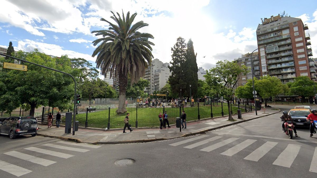 Video: un conductor estalló de furia y destrozó un colectivo a fierrazos