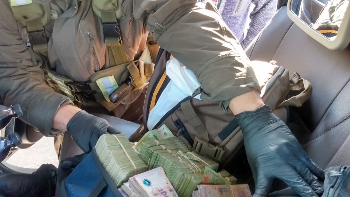 En un procedimiento de Gendarmería Nacional, sobre Ruta Nacional N°7, a la altura de La Paz, se encontró en el interior de una auto mochilas transportando fajos de billetes. Se contabilizaron más de 10 millones de pesos y 31.800 dólares.