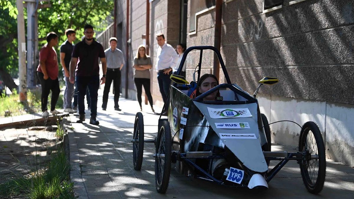 Alumnos del colegio Gabriel del Mazo, de Godoy Cruz desarrollaron un auto eléctrico y son los únicos representantes de Mendoza en el Desafío YPF 2022.