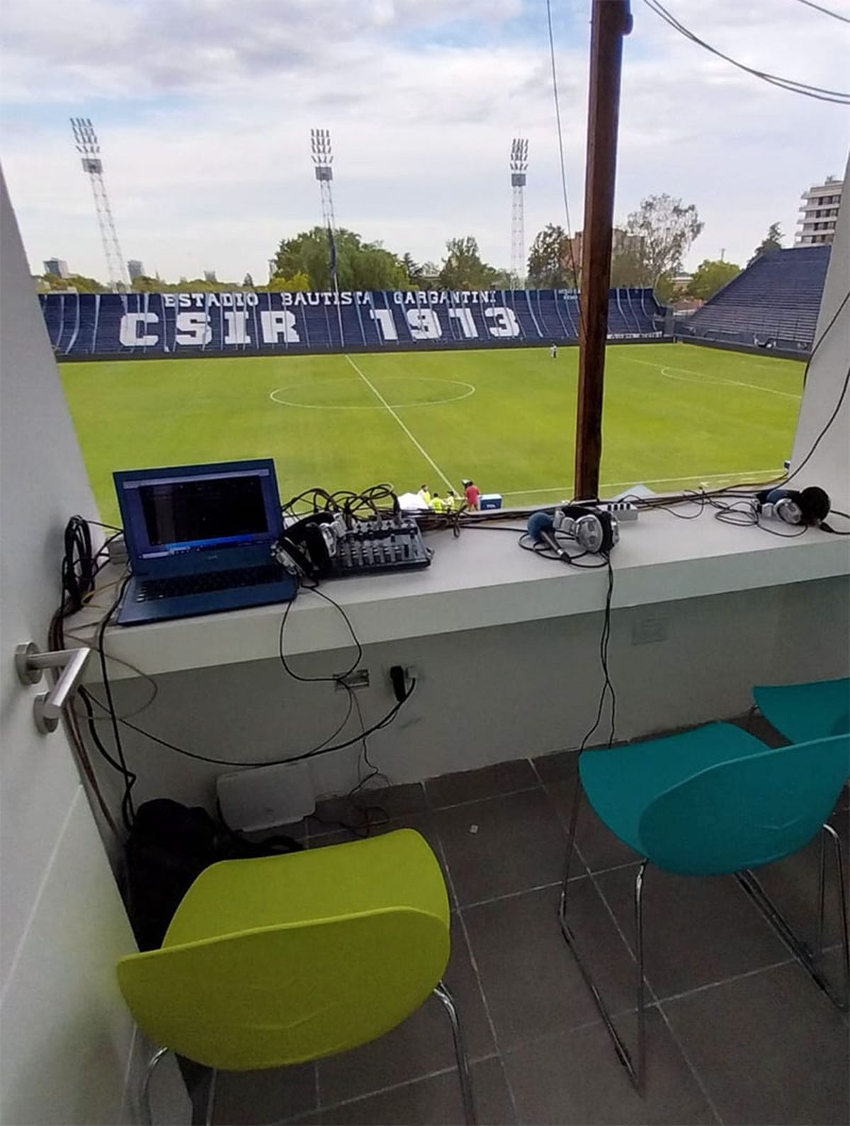 Una vista de una de las cabinas de transmisión del estadio de Independiente Rivadavia. Una vista de una de las cabinas de transmisión del estadio de Independiente Rivadavia.