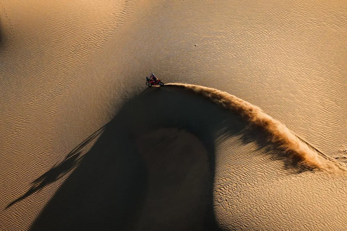 Luciano Benavides en la inmensidad del desierto de Arabia durante el Rally Dakar 2026.