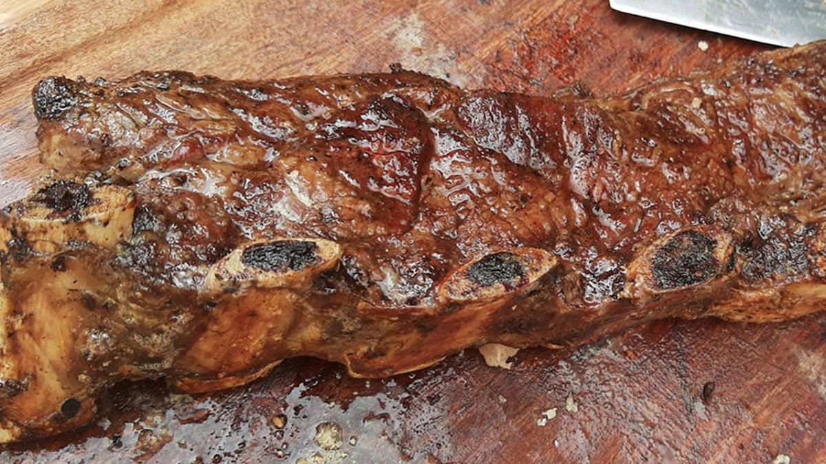 Cada corte de carne lleva su tiempo específico de cocción en el asado, aunque se puede generalizar y sacar todo de la parrilla a la vez.