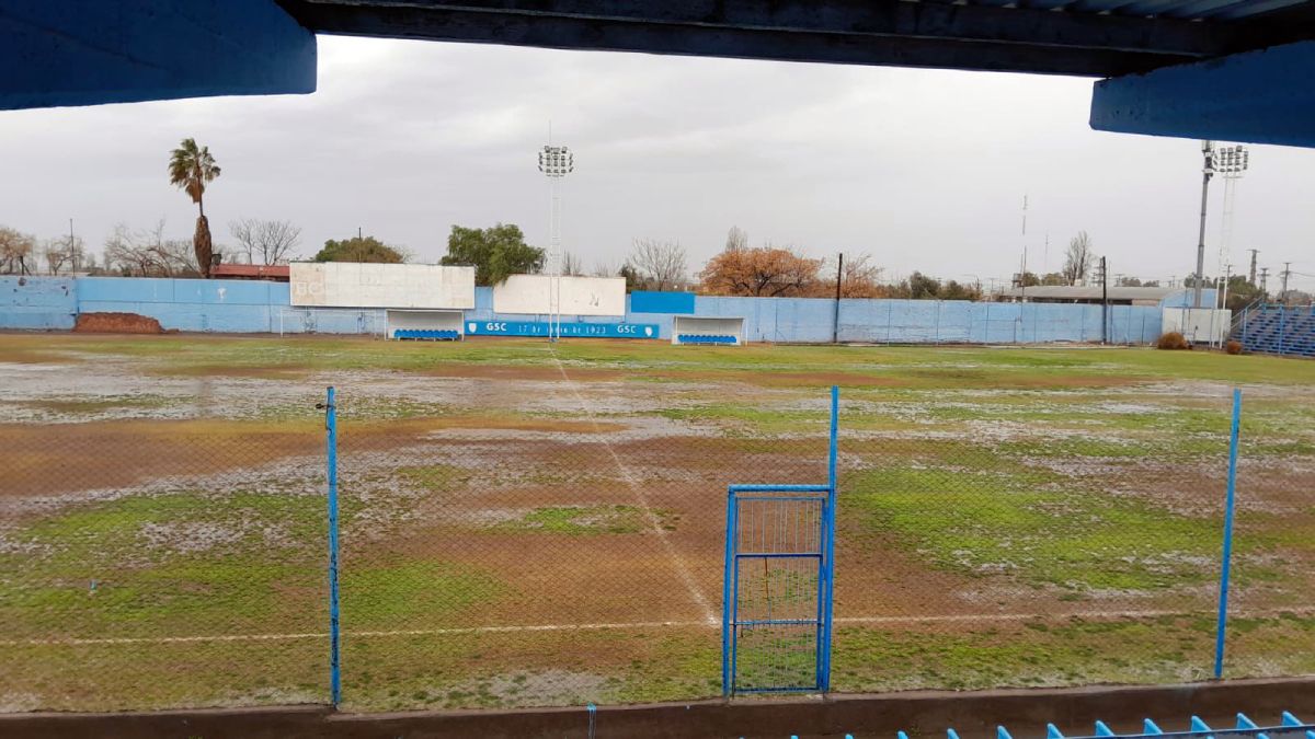 Así lucía el campo de juego del estadio de Gutiérrez Sport Club a minutos del inicio del partido con Círculo Deportivo Otamendi, el que fue suspendido.