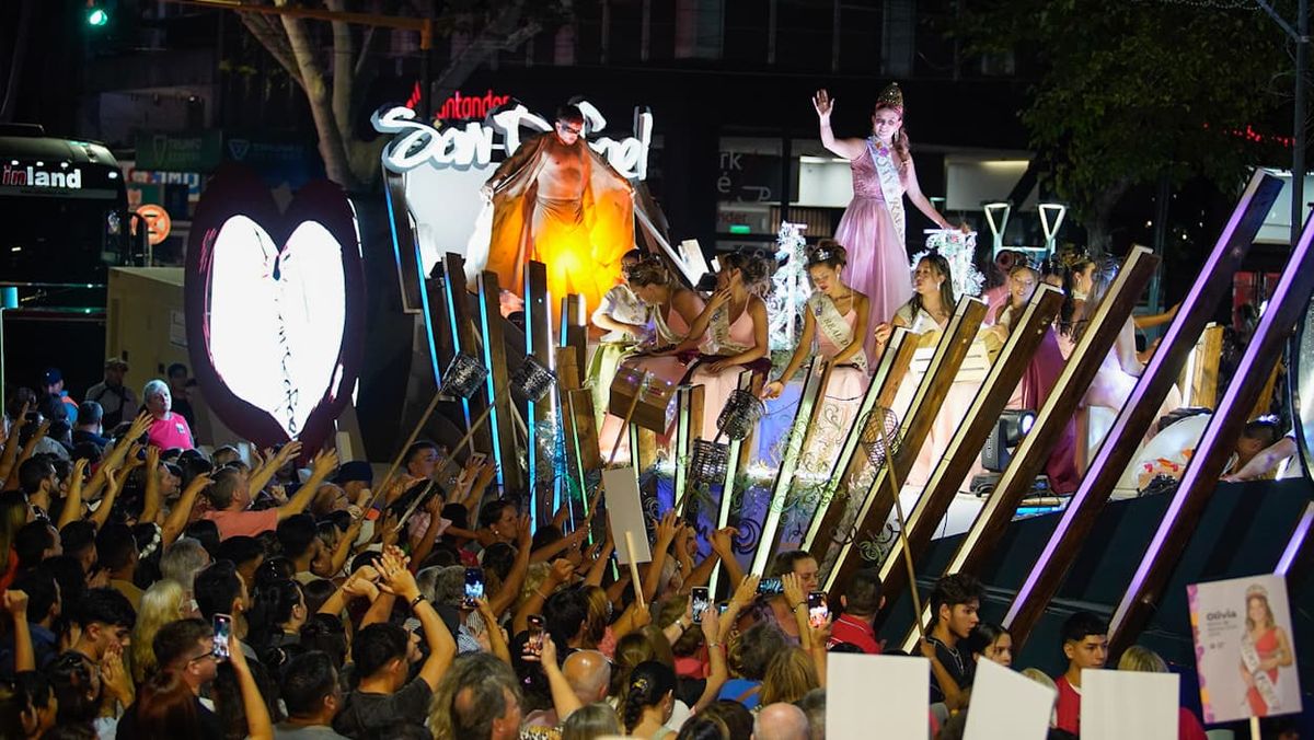 Los carros alegóricos junto a las 18 reinas de la Vendimia desfilan este viernes, a partir de las 21, por las calles de la Ciudad de Mendoza. Los carros alegóricos junto a las 18 reinas de la Vendimia desfilan este viernes, a partir de las 21, por las calles de la Ciudad de Mendoza.