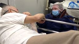 La tierna despedida de dos abuelitos. Él, de 87 años, estaba internado por Covid.