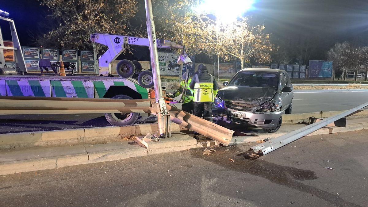 El conductor del auto escapó tras el accidente en Godoy Cruz. El conductor del auto escapó tras el accidente en Godoy Cruz.