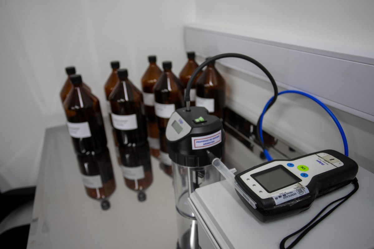 En el nuevo laboratorio del INTI en Luján, se podrán certificar los alcoholímetros de toda la región de Cuyo. Eso abarata los costos y agiliza esas certificaciones que hasta ahora solo se hacían en Buenos Aires o La Rioja. En el nuevo laboratorio del INTI en Luján, se podrán certificar los alcoholímetros de toda la región de Cuyo. Eso abarata los costos y agiliza esas certificaciones que hasta ahora solo se hacían en Buenos Aires o La Rioja.
