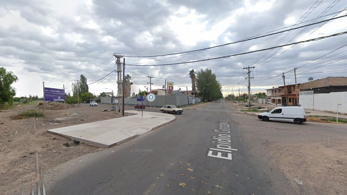 En esta esquina de Elpidio González y Curupaití, justo frente a un albergue transitorio, abandonaron a la víctima y se llegaron el auto.
