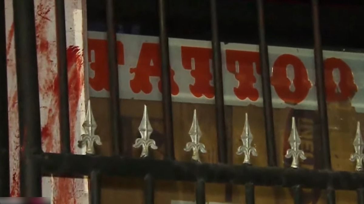 La Policía encontró a dos personas manchadas de sangre en el lugar del hecho. La Policía encontró a dos personas manchadas de sangre en el lugar del hecho.