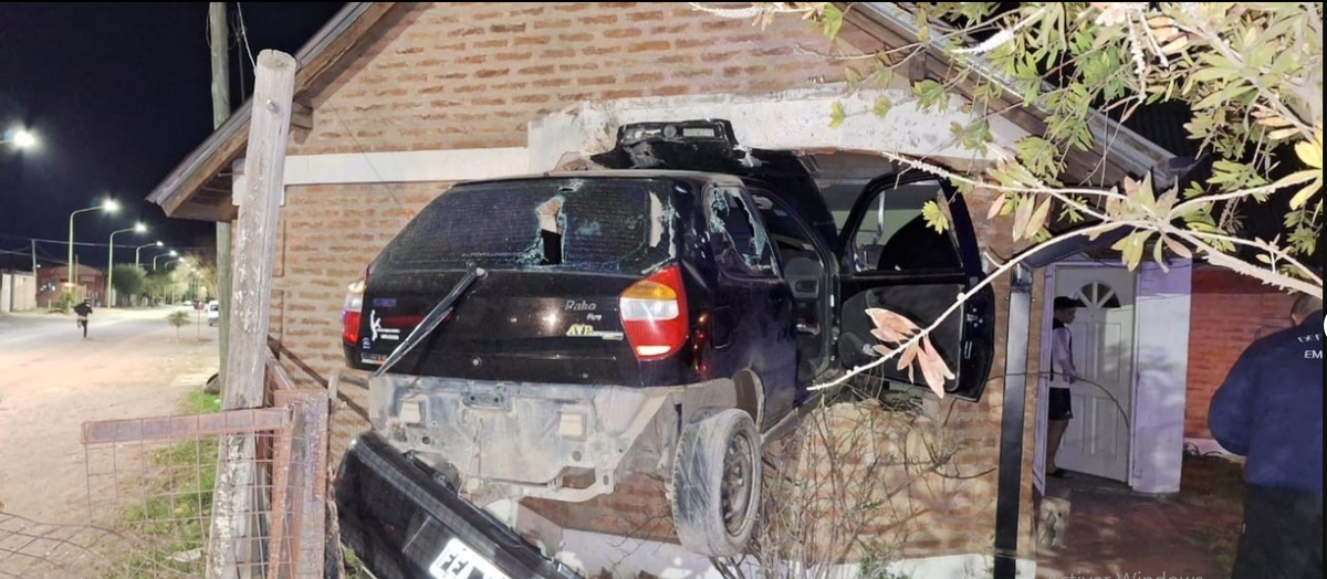 Manejaba drogado y se incrustó contra el dormitorio de una casa. Manejaba drogado y se incrustó contra el dormitorio de una casa.