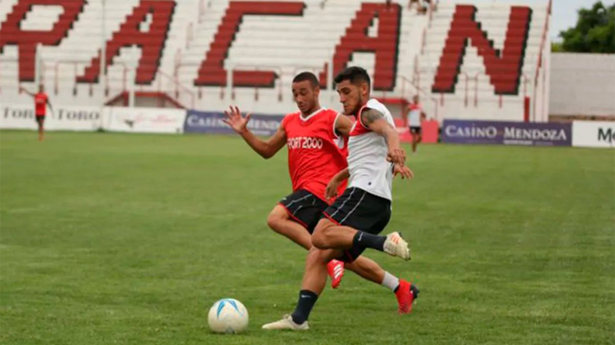 El lateral izquierdo Nicolás Inostroza seguirá en el Globo.