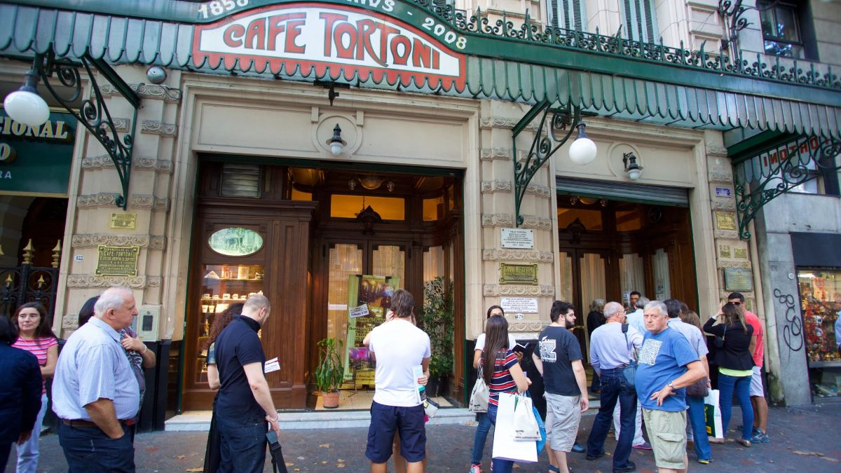 El café El Tortoni es un histórico de Buenos Aires. El café El Tortoni es un histórico de Buenos Aires.