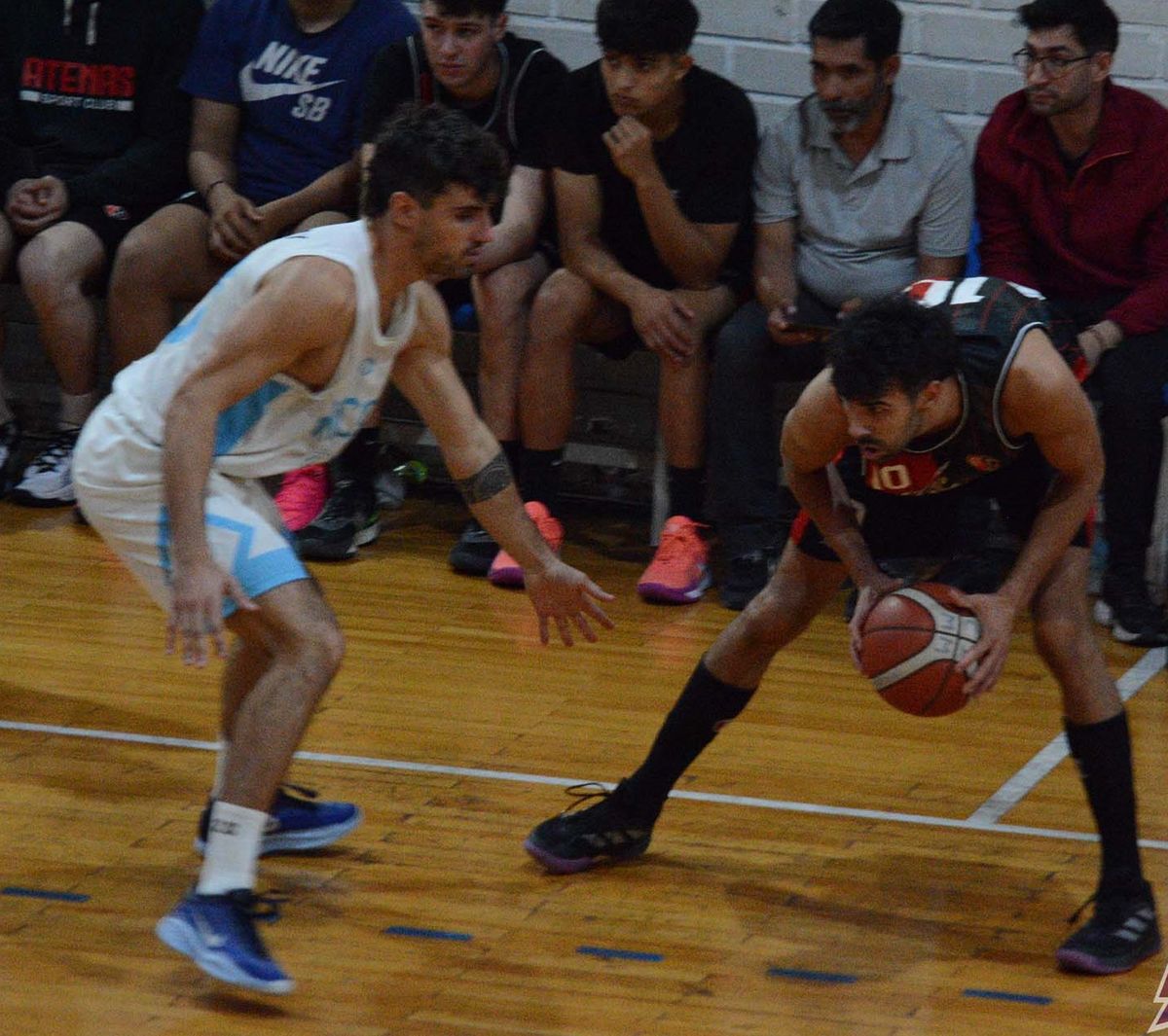 Anzorena y Godoy Cruz: dos líderes para una Superliga de básquet al rojo vivo.
